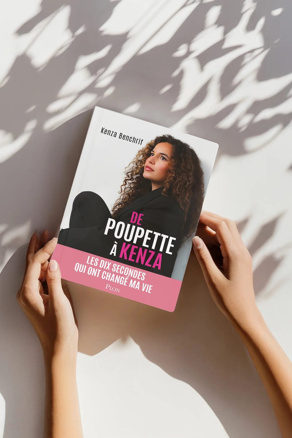 Le livre De Poupette à Kenza de Kenza Benchrif tenu en main