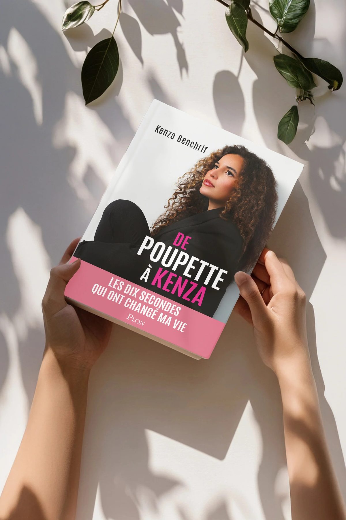 Le livre De Poupette à Kenza posé avec décoration végétale